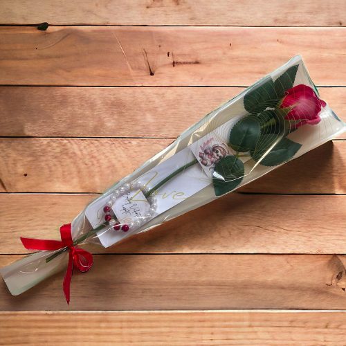 Valentin napi rózsa karkötővel