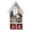 Dekorációs figura, adventi naptár (fehér házikóban Mikulás, piros számkockákkal)