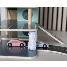 Emeletes fa parkolóház lifttel és járművekkel Jabadabado