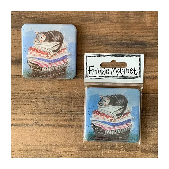 Hűtőmágnes Alex Clark, 6x6 cm, Cica ruhákon Hűtőmágnes Alex Clark, 6x6 cm, Cica ruhákon